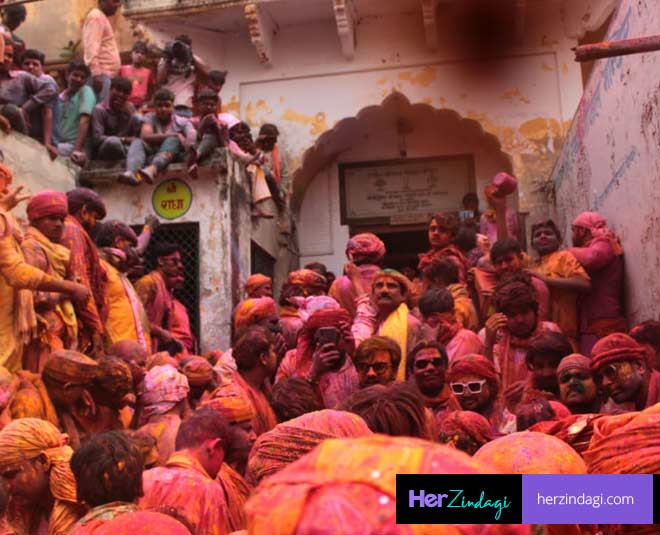 उमड़ा भक्तों का सैलाब crowd in temple