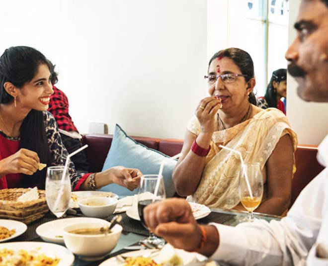 किसी अन्य के घर में भोजन न करें earting with others
