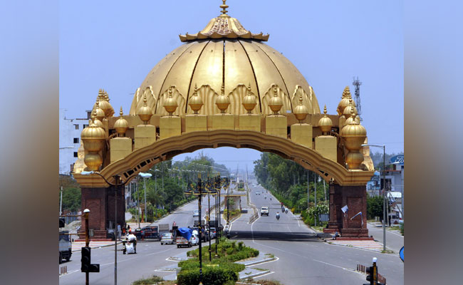 अमृतसर के गोल्डन टेम्पल के लंगर में लगभग कितने लोग हर दिन खाना खाते हैं? golden temp