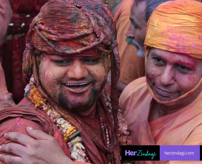 गले लगाकर मनाई खुशियां happy ppl in mathura
