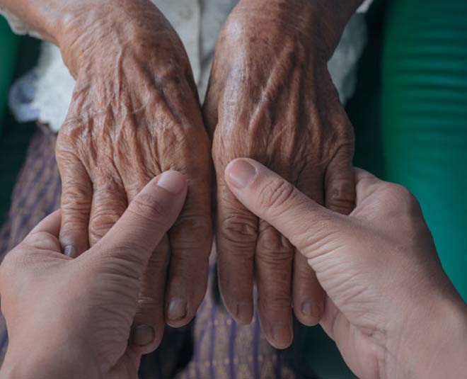 बुजुर्गों का अपमान न करें help old people