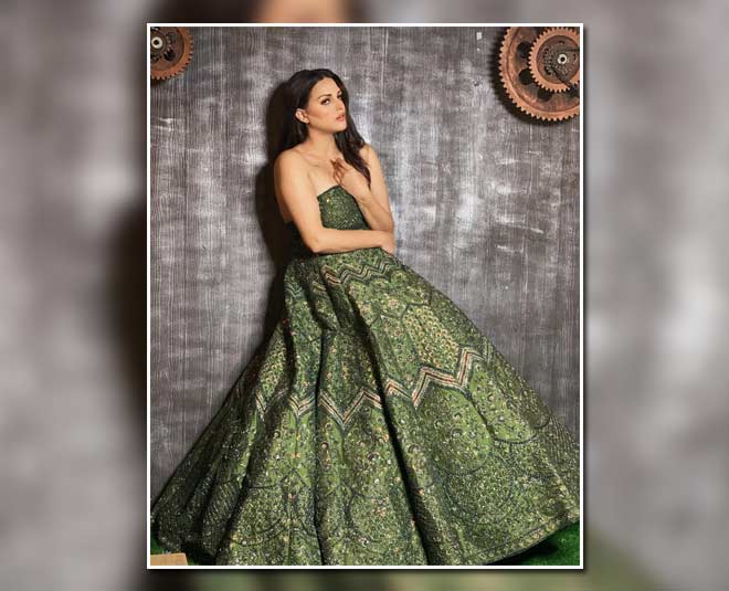 himanshi khurana looks new