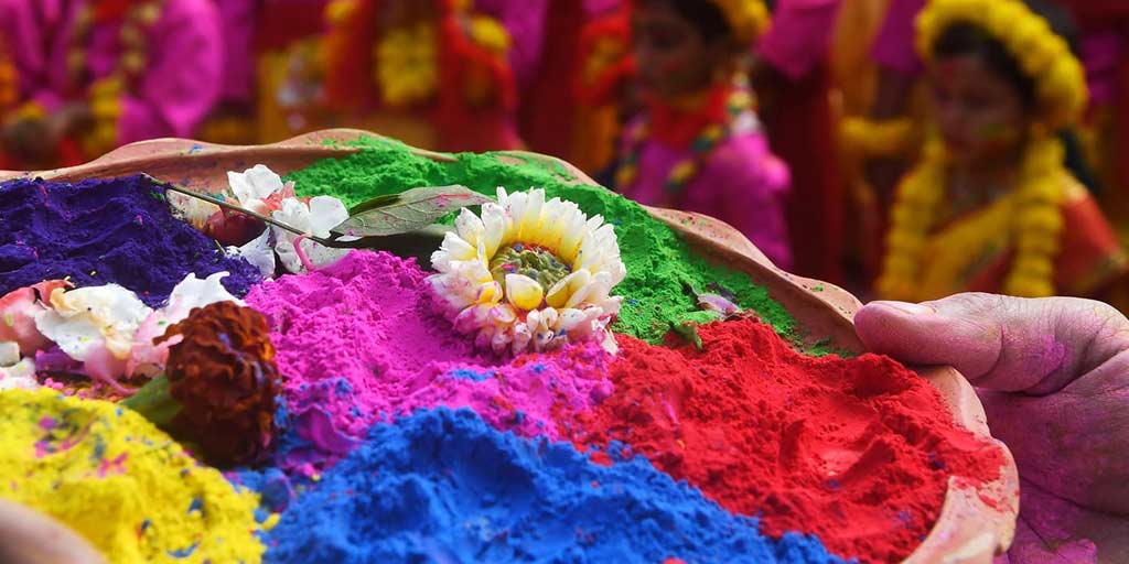 holi of women in kitchen