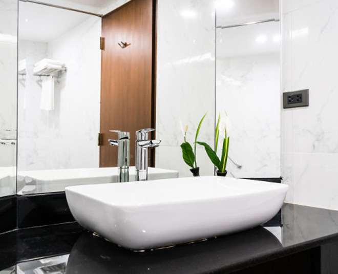 learn how to use vinegar in bathroom in hindi