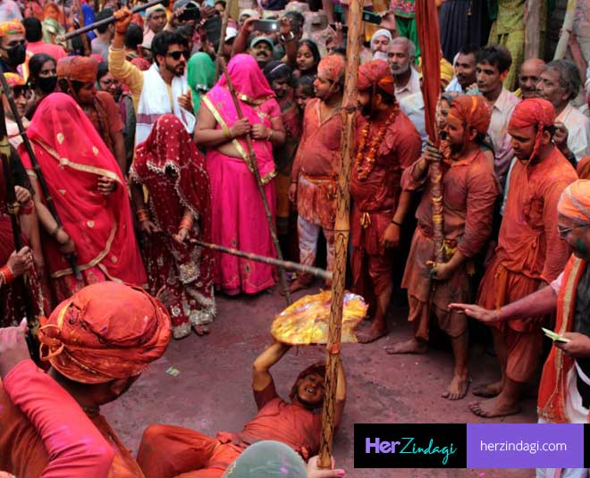 पुरुषों पर बरसीं लाठियां mathura holi lathmar