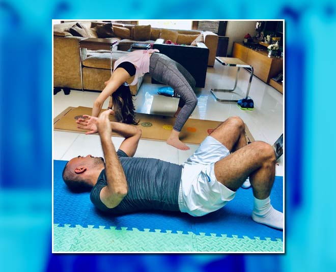 लिविंग रूम है काफी स्पेशियस riddhima kapoor yoga pose
