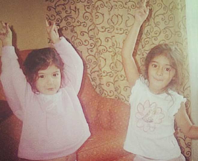 मां के साथ शेयर कर चुकी हैं स्क्रीन shanaya kapoor childhood pics
