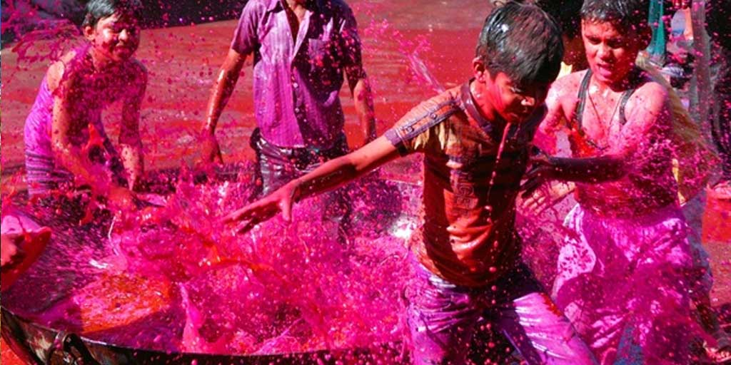 Find Out Why You Shouldn't Use Water Based Colours In Holi | HerZindagi