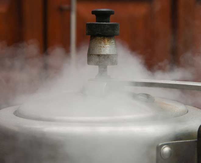 कुकर के ढक्कन में नहीं लगेगी दाल- cooker hacks