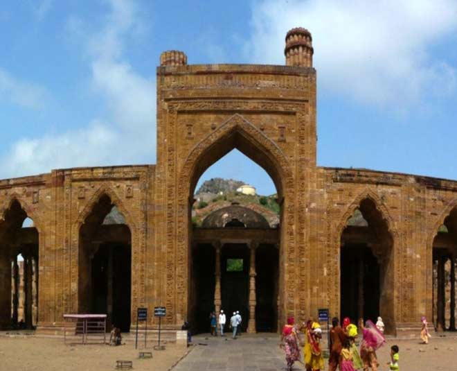 inside  adhai din ka jhopda