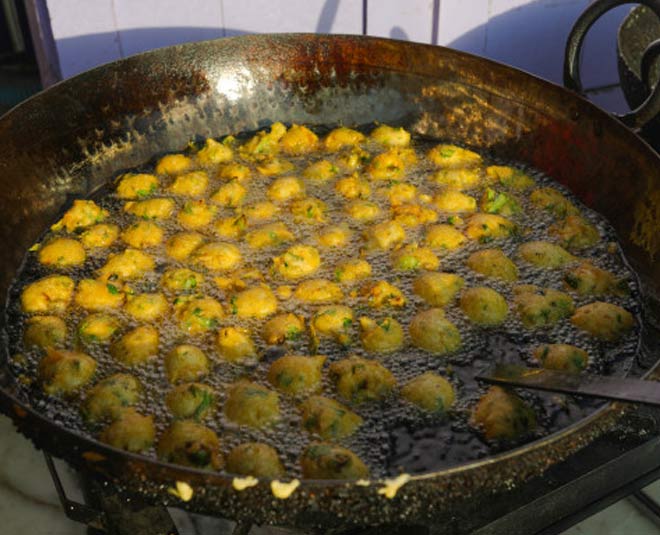 pakoda in boiled water