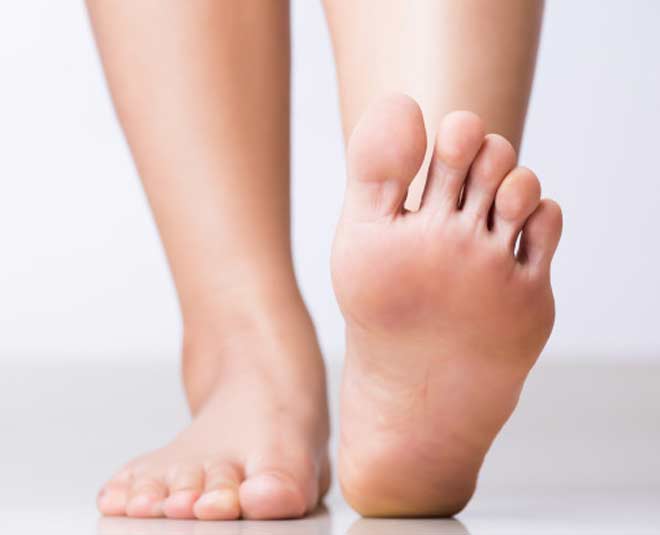 पैरों से आ रही बदबू को दूर करने में सहायक- rubbing alcohol for feet