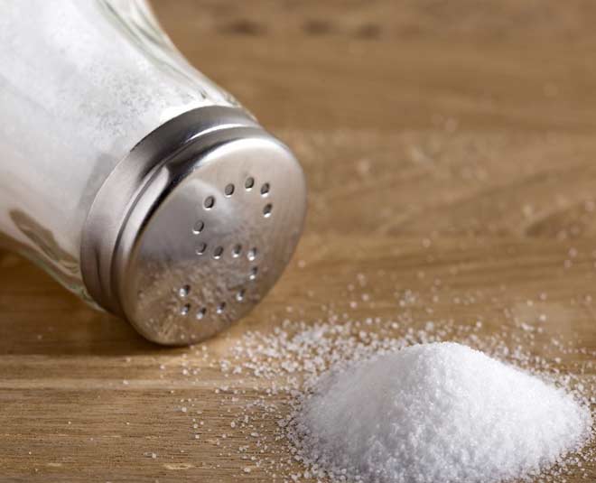 अगर किसी नमक के जार में आ गया है पानी तो करें ये काम- salt hacks