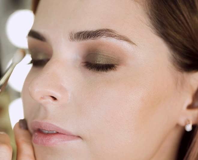 स्टेप-9: हाइलाइटर का करें इस्तेमाल apply highlighter for perfect bridal look