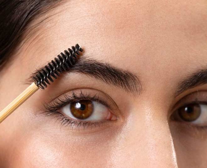 स्टेप -4: अपनी भौहों को ऐसे संवारें eye brow look