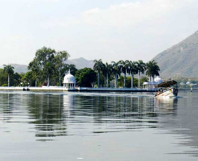 famous lakes in udaipur inside 