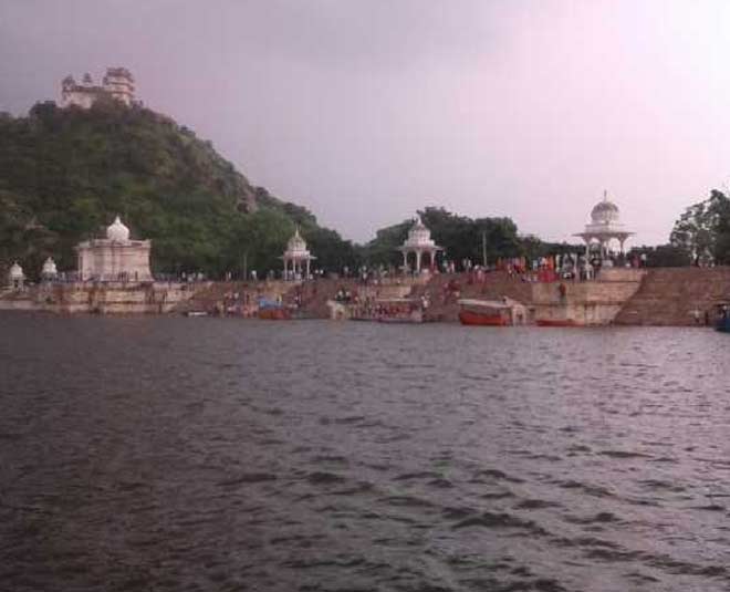 famous lakes in udaipur inside 