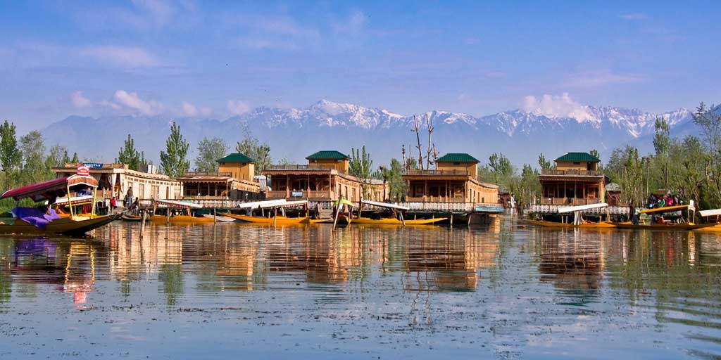 All About The Experience Of A Houseboat In Kashmir