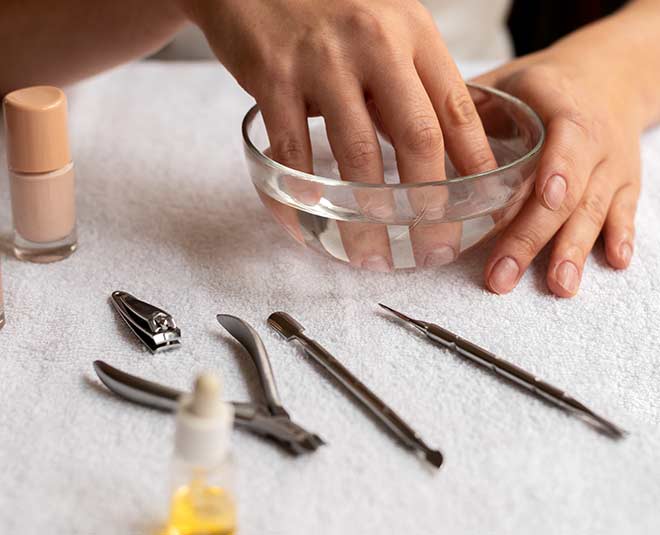 how  to  keep  nails  strong  in  winter