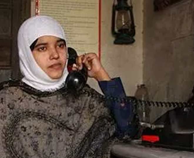 indias first woman gateman in railway