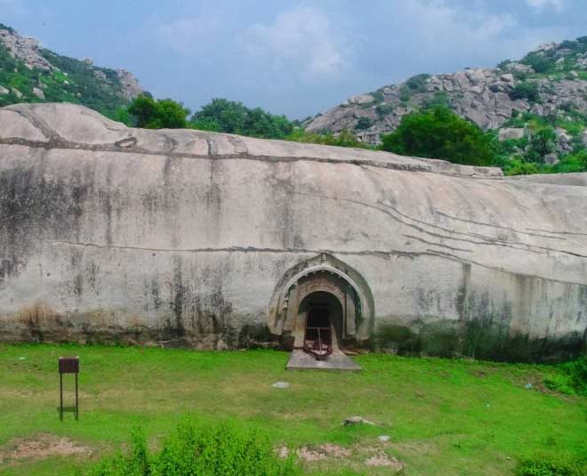 बराबर गुफाएं know about famous cave in india barabar inside