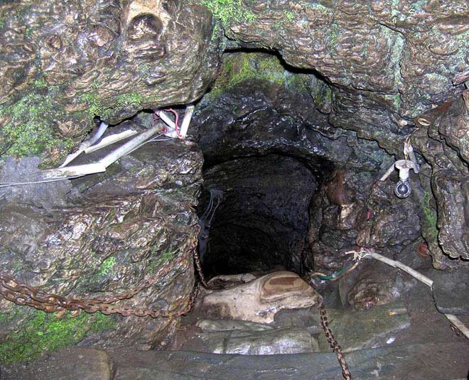 पाताल भुवनेश्वर गुफा know about famous cave in india barabar patal inside