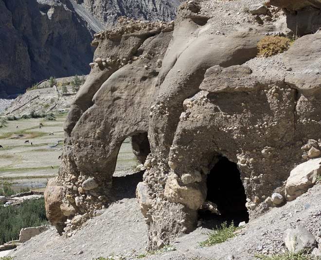 ताबो गुफाएं know about famous cave in india tabo inside
