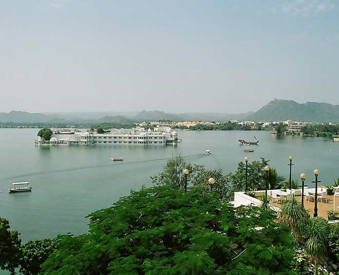 know famous lakes in udaipur inside 