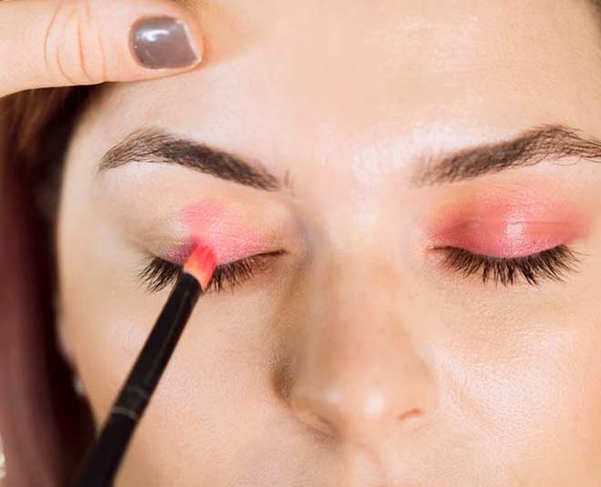 स्टेप-5:आईशैडो लगाना perfect eye shadow