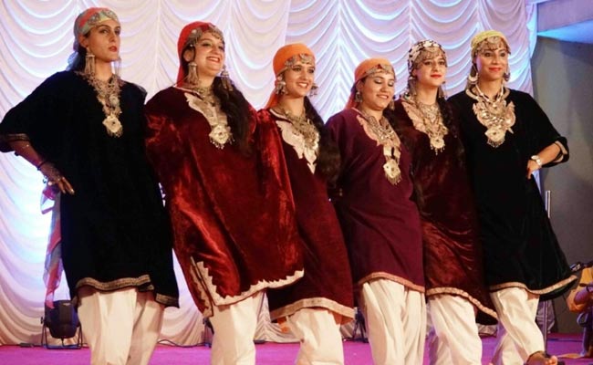 rouf is a folk dance of kashmir