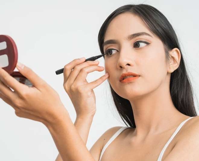 स्टेप- 6: विंग्ड आईलाइनर से पाएं परफेक्ट लुक winged eye liner look