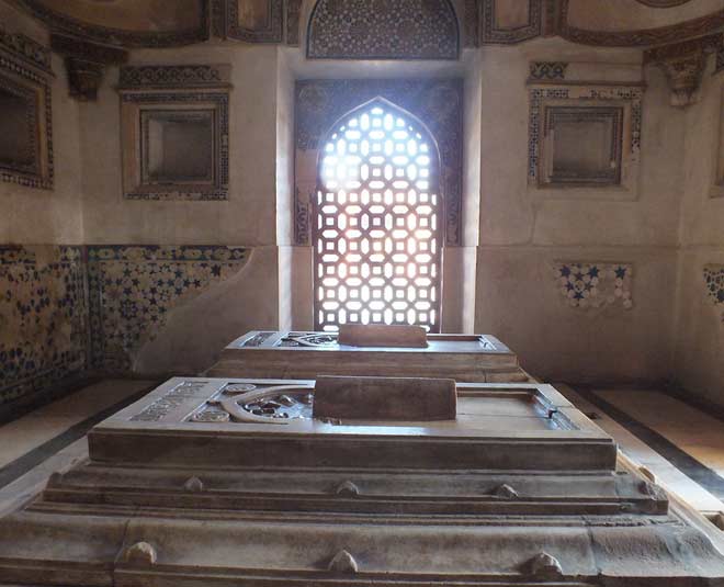 about jamali kamali monument delhi inside 