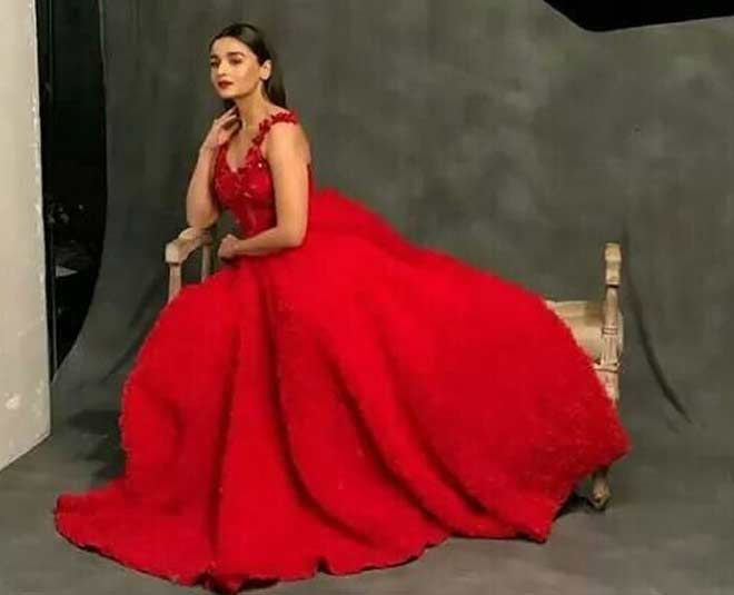 Alia Bhatt Looks Stunning In Red Dress At News18 Reel Movie Awards 2019 -  YouTube