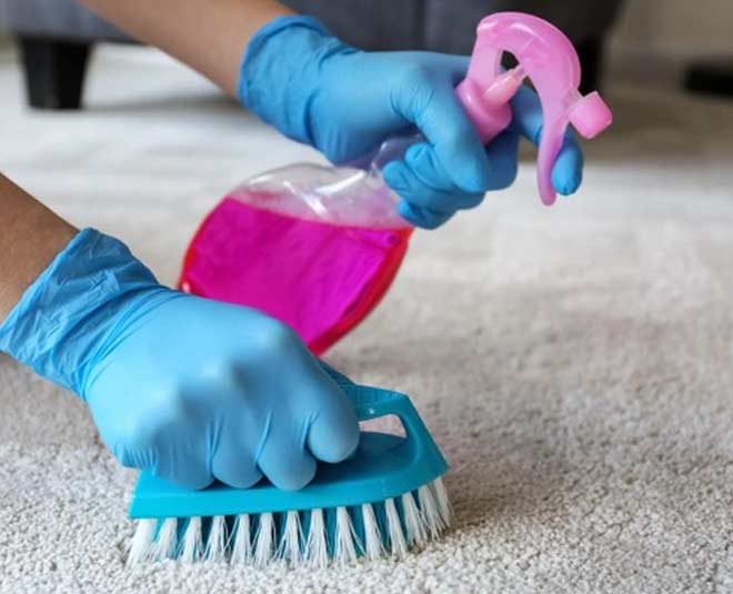 गंदे कारपेट को साफ कर दें clean carpet with