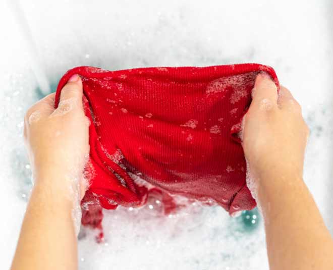 कपड़ों पर लगे दाग को छुड़ाएं clean stain from clothes