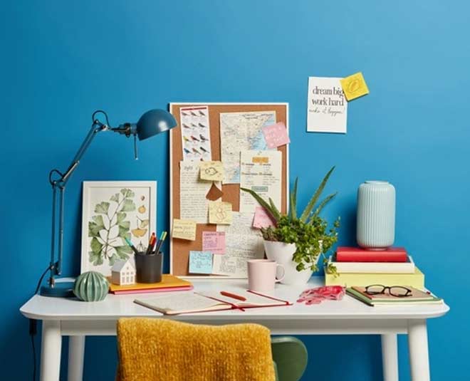 पढ़ाई का स्थान हरे या नीले रंग का हो green blue colour room