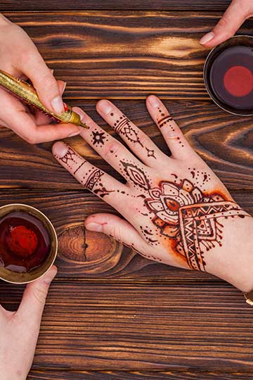 Karwa Chauth Mehndi: दिल्ली की इन मार्केट में सस्ते में मेहंदी लगवाने के  साथ कर सकते हैं ये 2 काम और - karwa chauth mehndi market in delhi know some  famous places