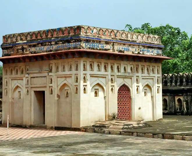 jamali kamali monument delhi inside 