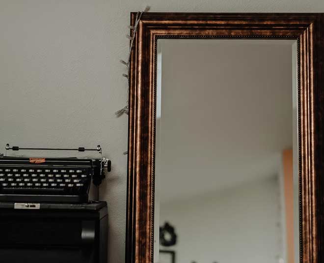 पढ़ने के स्थान में शीशा न रखें mirror in study room