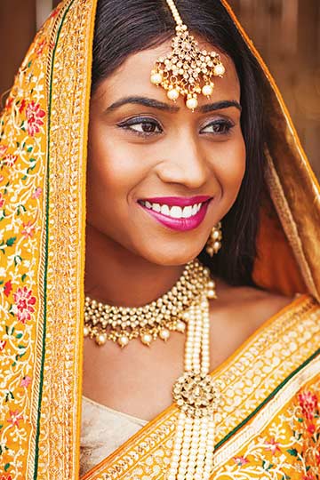 Premium Photo | Beautiful hindus girl wearing traditional indian saree  dress and ethnic jewelry covering her head with dupatta scarf isolated over  black wall