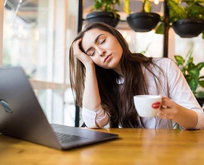 7. कैफीन है फायदेमंद- sleepy at office