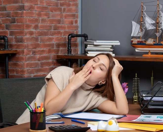 9. जो काम कर रहे हैं उसे बदलें- sleepy during work