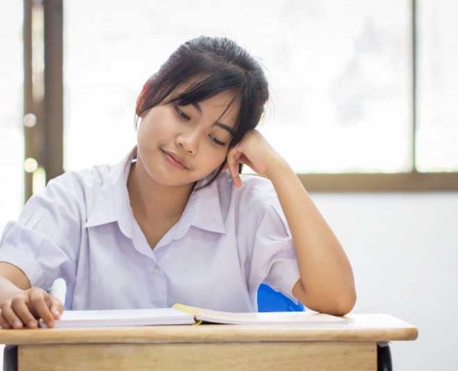 लकड़ी की कुर्सी पर बैठकर करें पढ़ाई study vastu tips exams