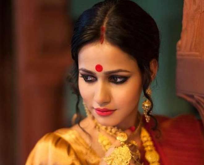 stylish way to wear sindoor design