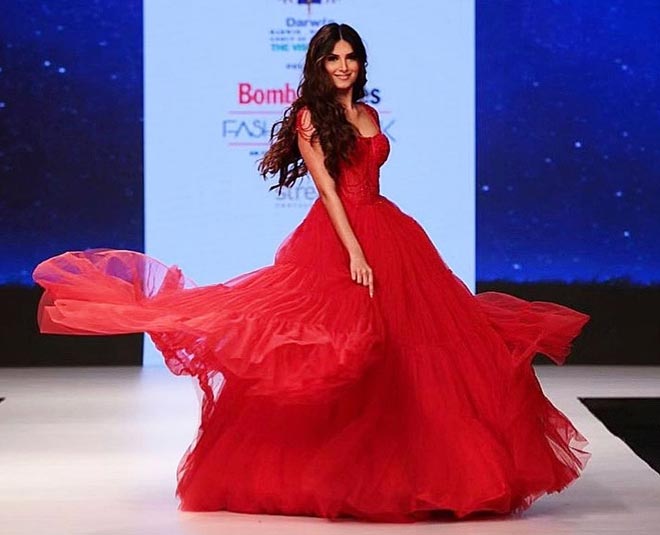 tara sutaria red gown