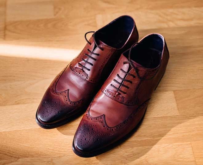 Shine  shoes  with  cucumber