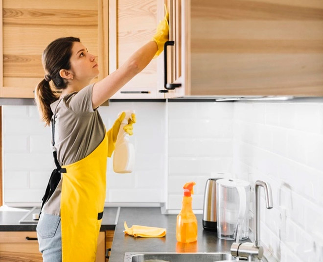किचन कैबिनेट की करें सफाई cleaning kitchen cabinate