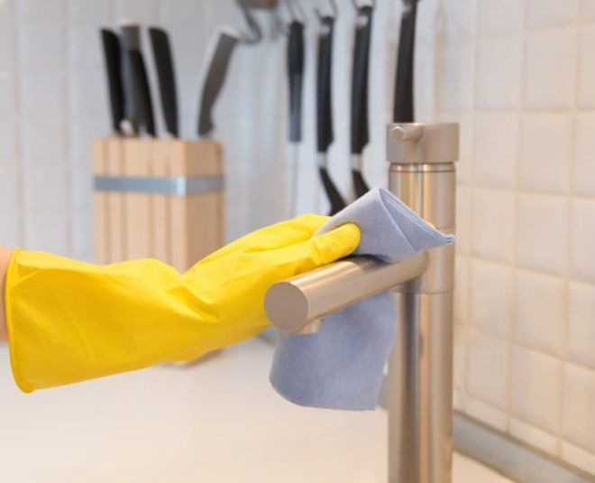 स्टील टैप से पानी के स्टेन cleaning steel tap