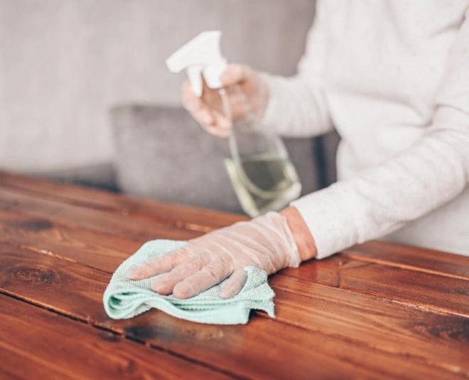 लकड़ी के फर्नीचर से सैनिटाइज़र स्टेन cleaning wooden furniture