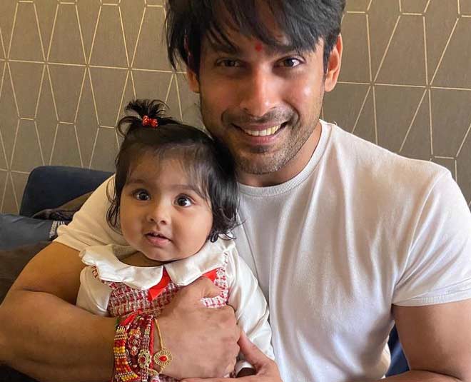 भांजी के साथ तस्वीर sidharth shukla ki family